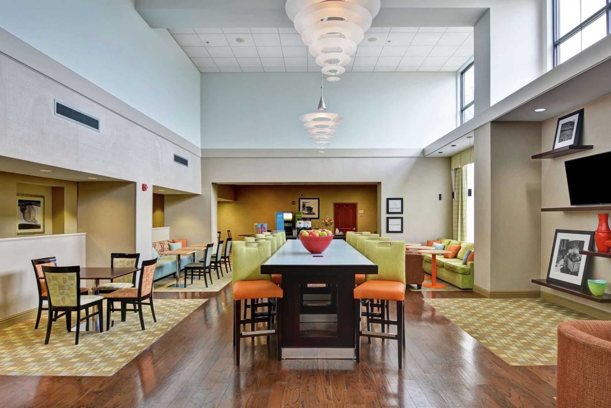 Hampton Inn & Suites Уилкс Бар Екстериор снимка