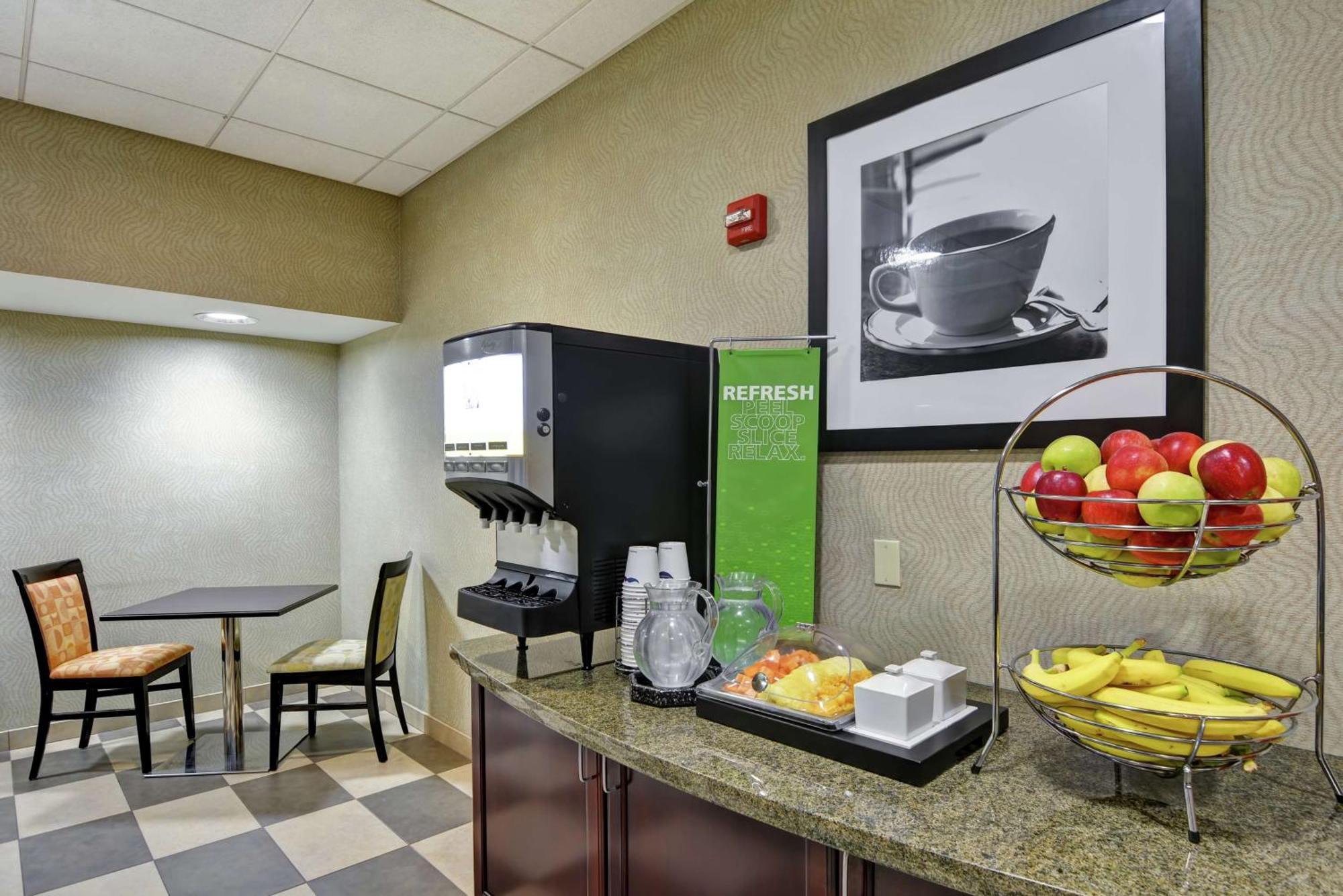 Hampton Inn & Suites Уилкс Бар Екстериор снимка