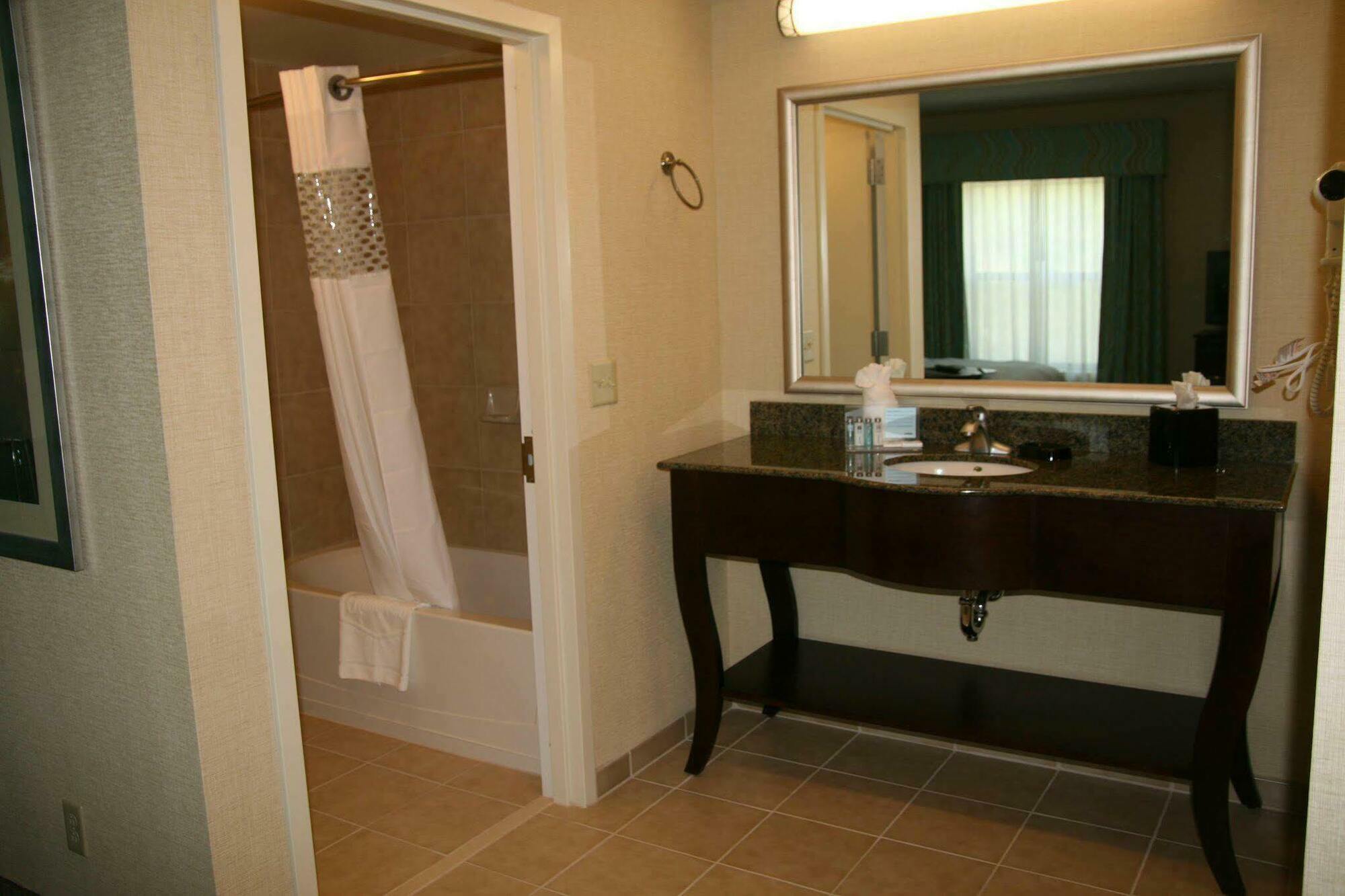 Hampton Inn & Suites Уилкс Бар Екстериор снимка